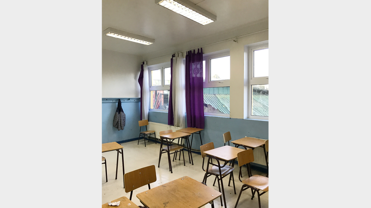 Sala de clase con las nuevas ventanas termopaneles y los nuevos radiadores